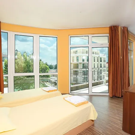 La Piazza Family ساني بيتش