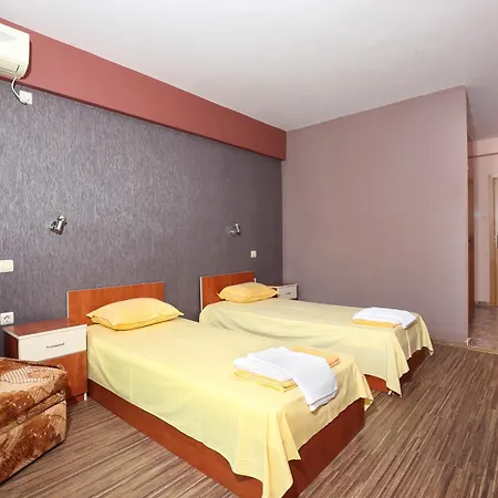 La Piazza Family 2* ساني بيتش